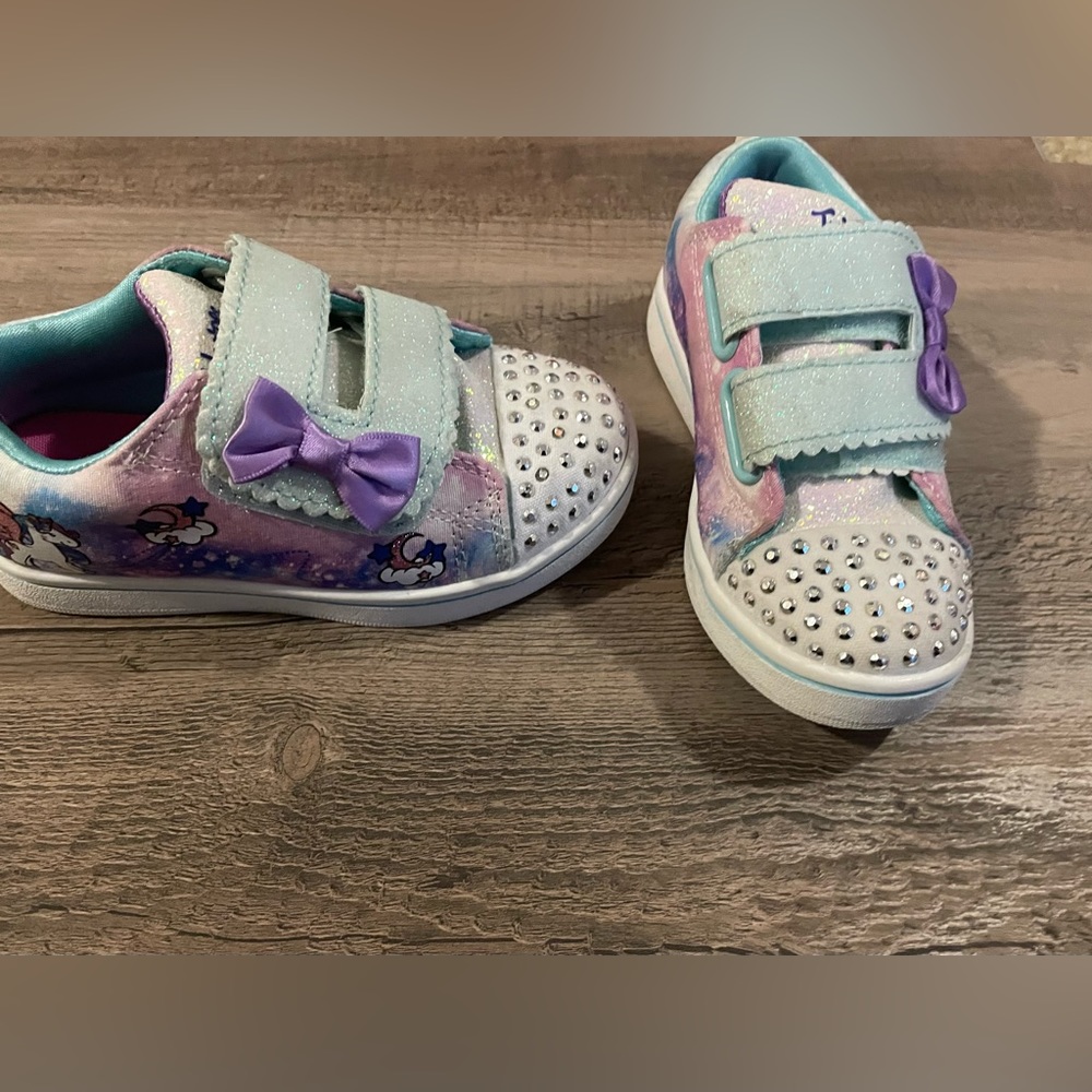Size 8 girls toddler shoes ( Skechers light ups )